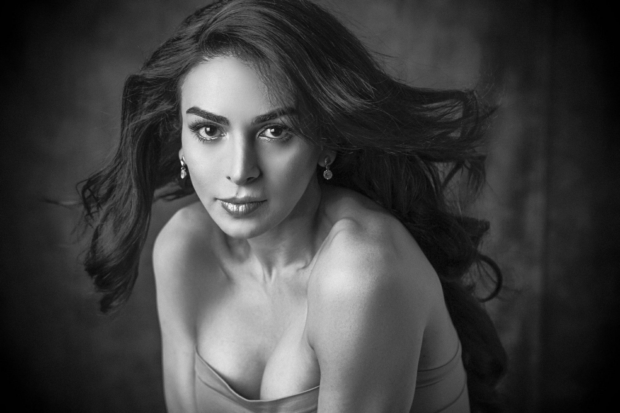 Hương Giang thần thái ngời ngời bên dàn thí sinh Hoa hậu Chuyển giới Quốc tế trong loạt ảnh beauty shoot